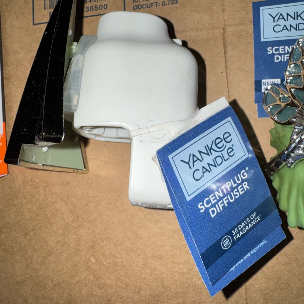 Yankee Candle Green and Silver Night Light Set scent diffuser - Picture 5 of 5